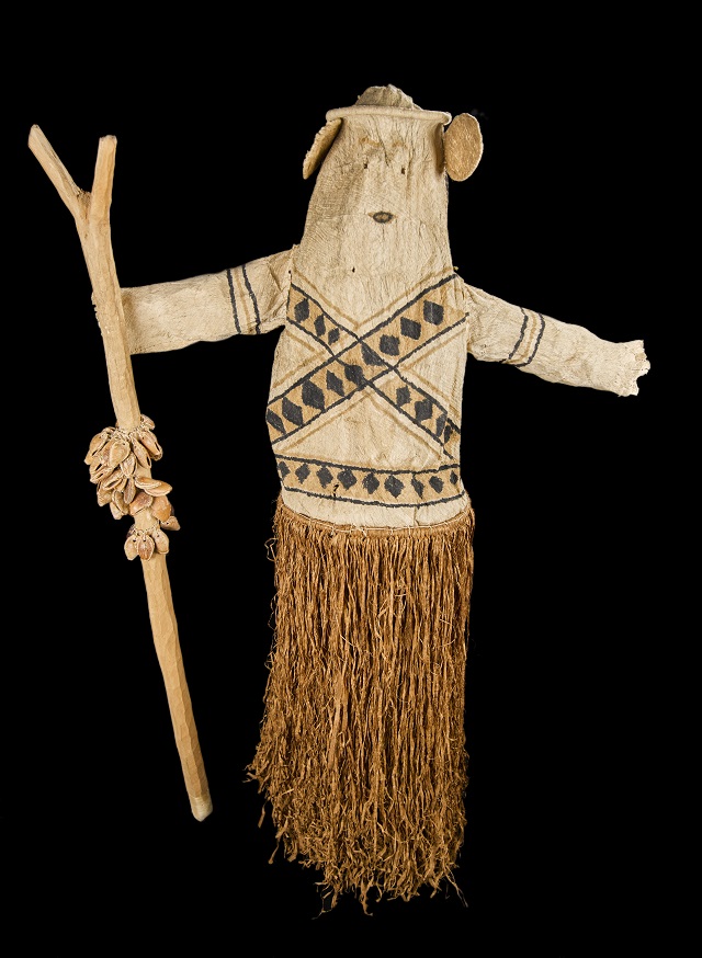 Atuendo y bastón magutás usados en el ritual de yüü Atuendo y bastón magutás usados en el ritual de yüü