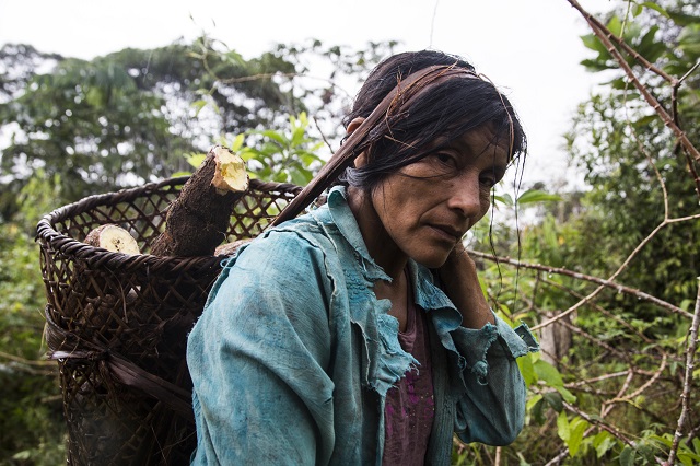 Mujer cargando yuca