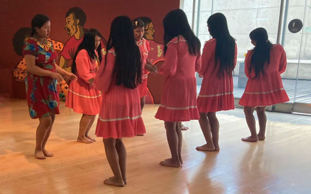 Mujeres embera bailando