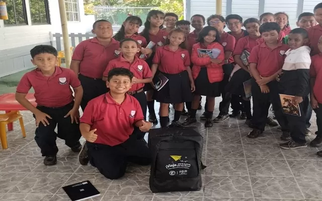 Estudiantes usuarios de las maletas viajeras en San Andres.