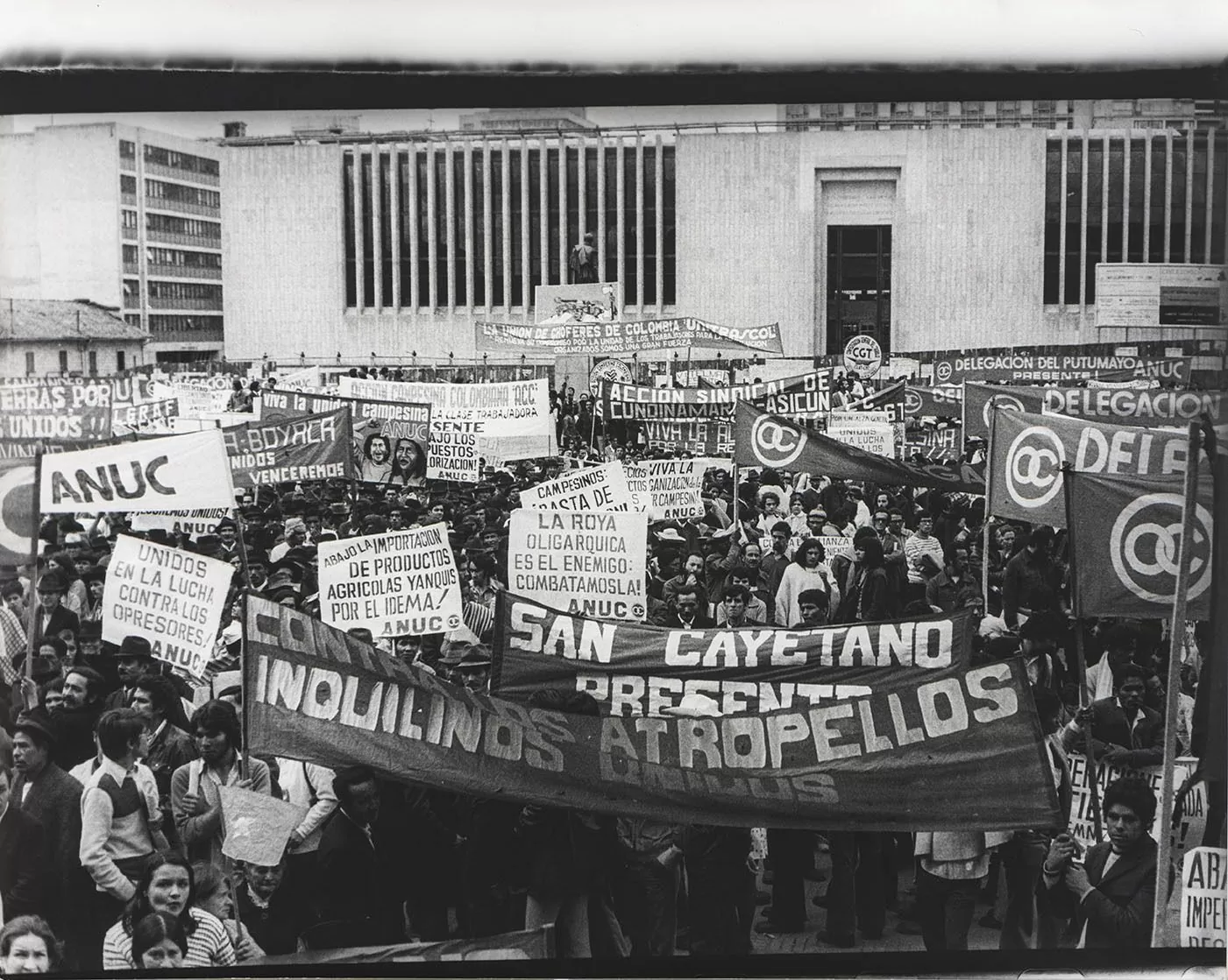 Fotografía en blanco y negro de una manifestación tumultosa