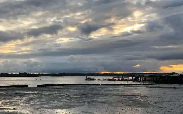 vista panorámica del bello y extenso mar Pacífico en un atardecer donde se va ocultando el sol 
