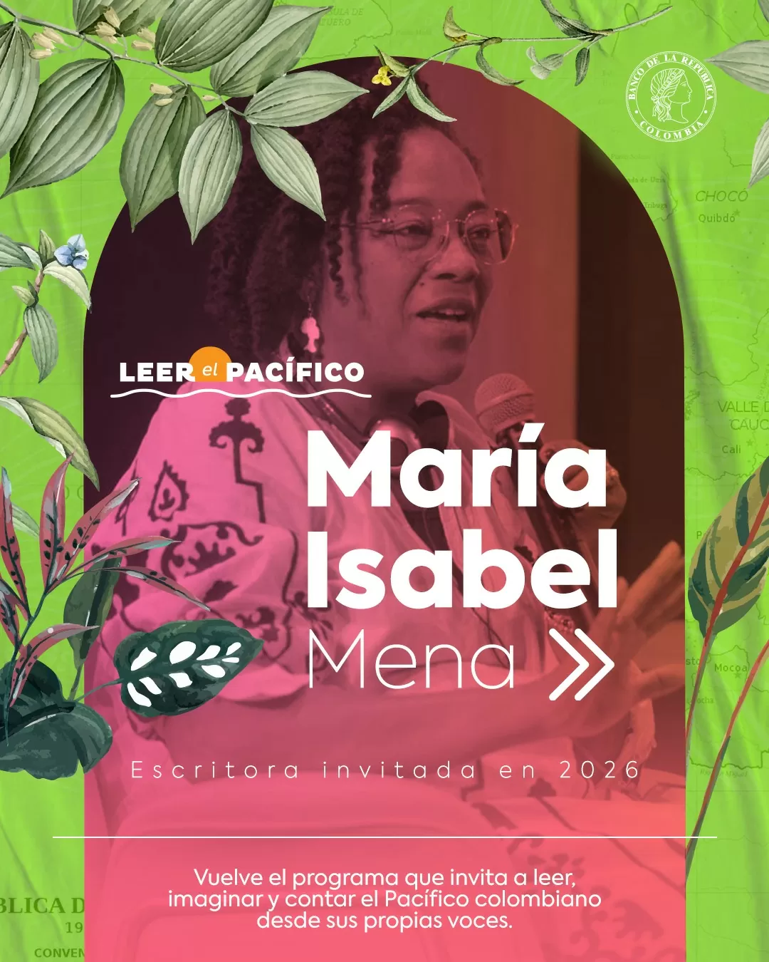 María Isabel Mena, invitada de Leer el Pacífico, sosteniendo un microfono 