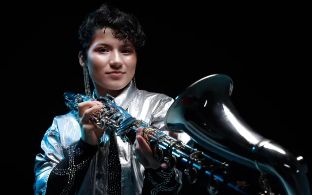 Artista Mariana Clavijo junto con su clarinete bajo 