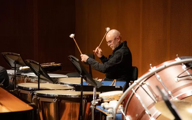 Músico Mario Sarmiento en un concierto tocando la percusión. 
