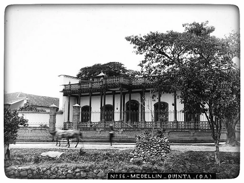 Medellín 1912, quebrada arriba, hoy La Playa. Biblioteca Pública Piloto