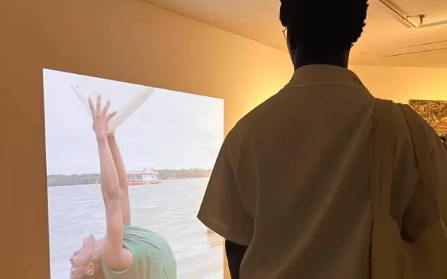 En la fotografía se observa al artista Miguel Angulo observando su obra SED durante la apertura de Imagen Regional 10