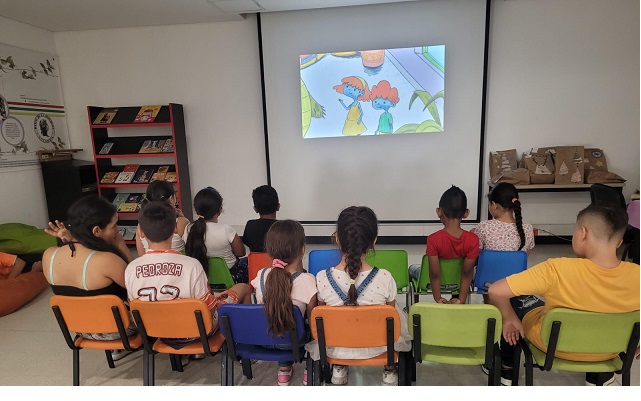 Niños en taller de Educación Económica en el Centro Cultural de Neiva