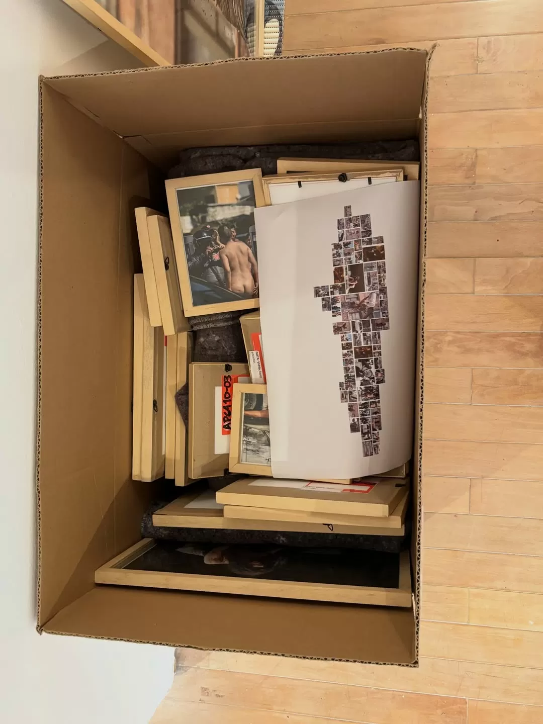 Obras en caja de la exposición Digna Rabia