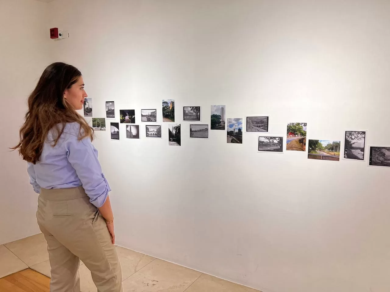 mujer observando una muestra fotográfica 