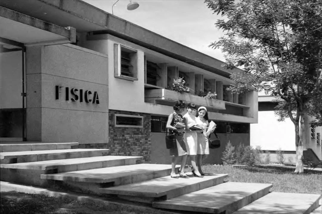 Fotografía de mujeres a blanco y negro. Colección fotográfica Carlos Eslava