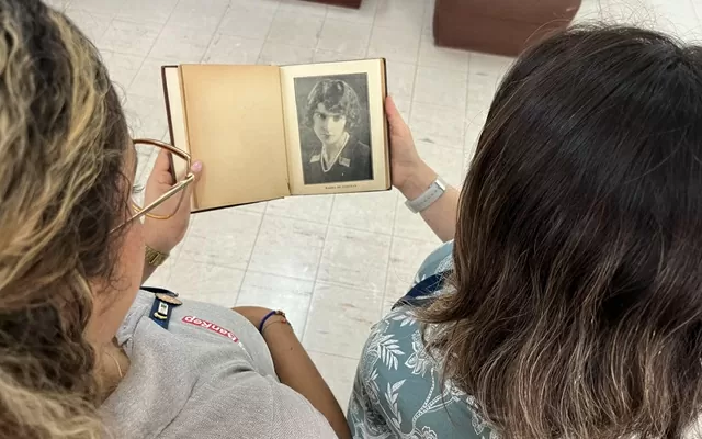 Dos mujeres leyendo libro 