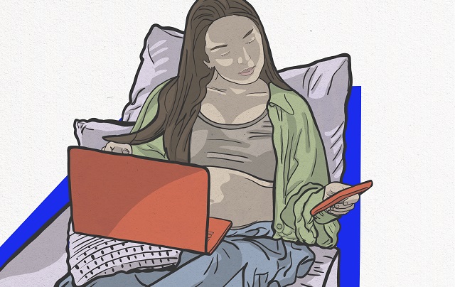 Ilustración de una mujer embarazada consultando Internet desde su computador y su celular
