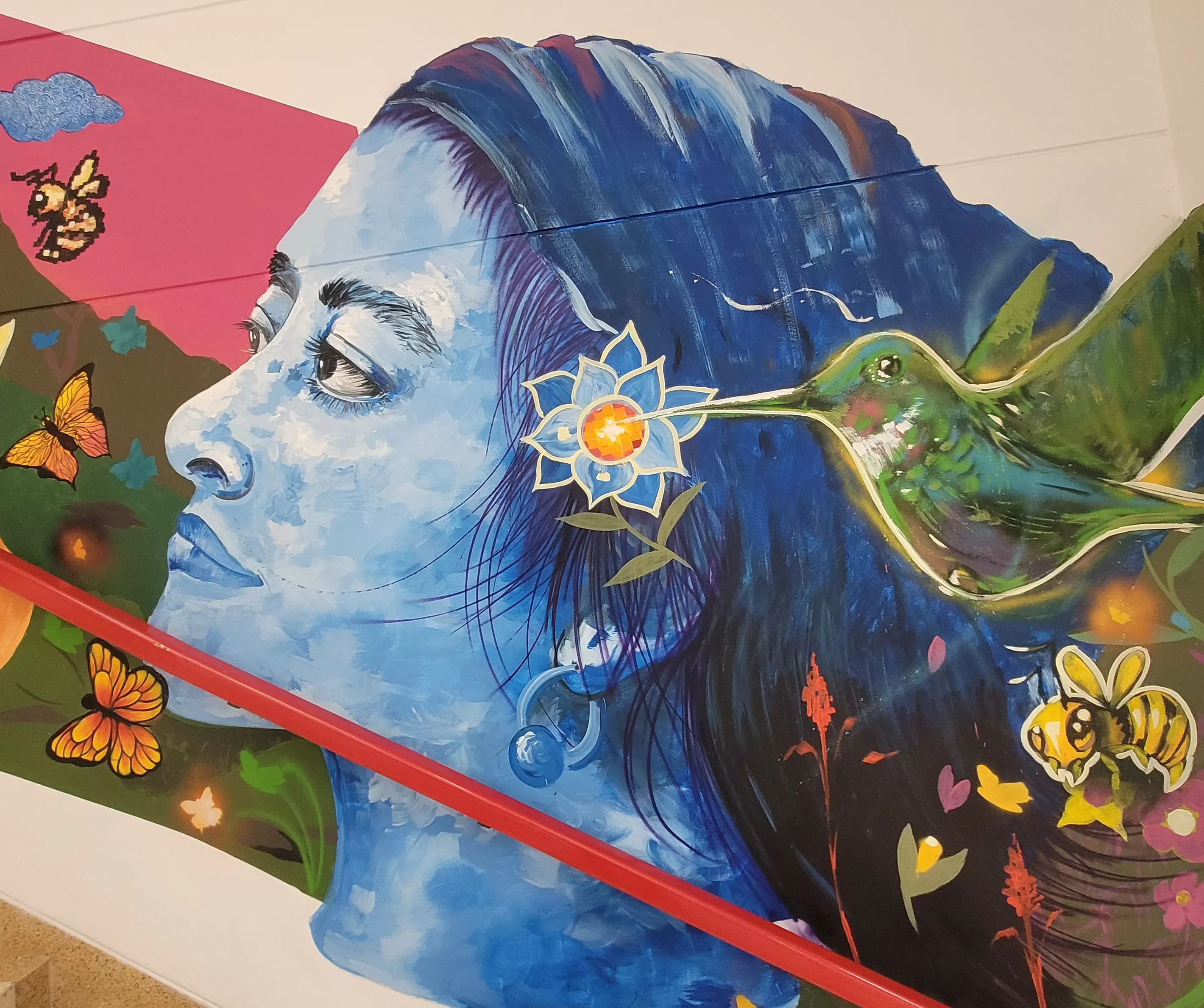 Mural con imagen de mujer mirando hacia arriba