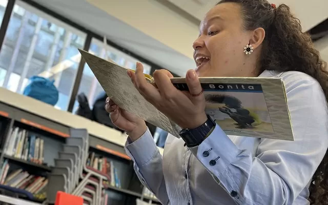Lectura del libro Niña bonita de Ana María Machado en la sala infantil del Centro Cultural de Buenaventura
