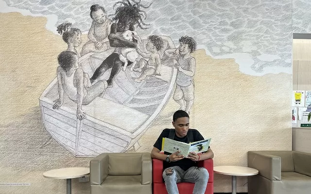 Usuario leyendo texto La niña bonita