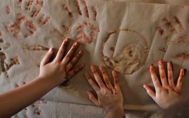 Manos plasmadas en el taller de arte rupestre del taller de El Exploratorio