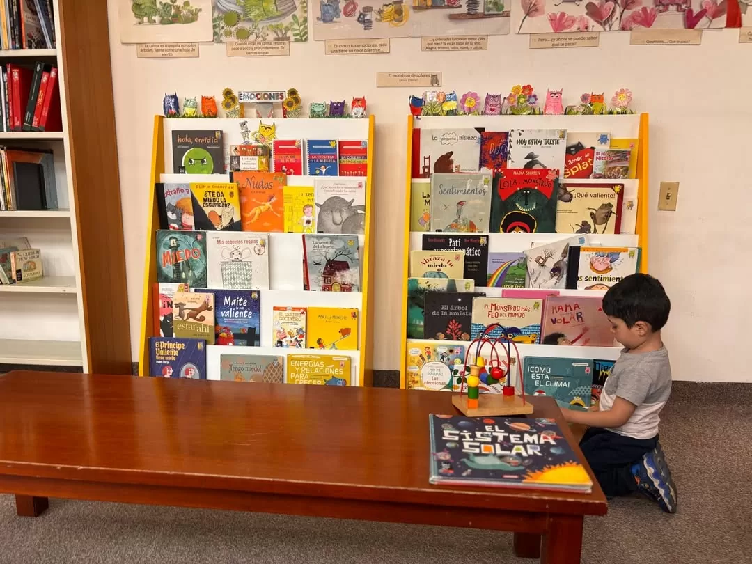 Fotografía de niño en la Sala infantil