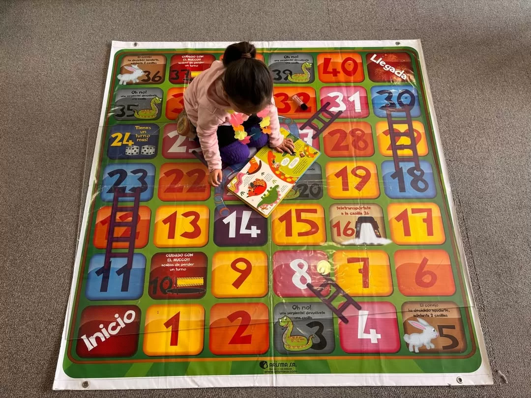 Fotografía de niña en la Sala infantil