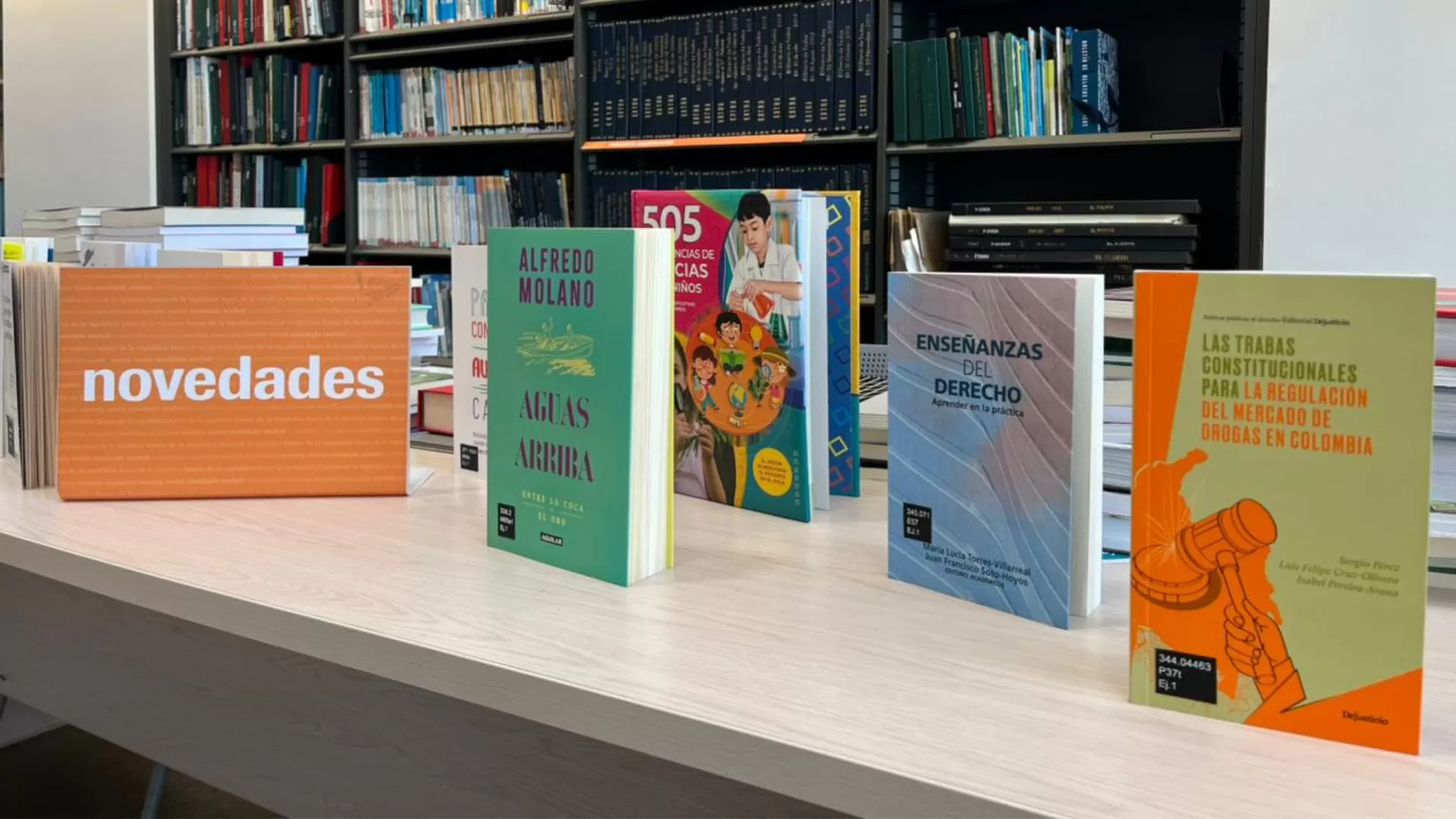 Libros nuevos sobre mesa de lectura en biblioteca de Buenaventura