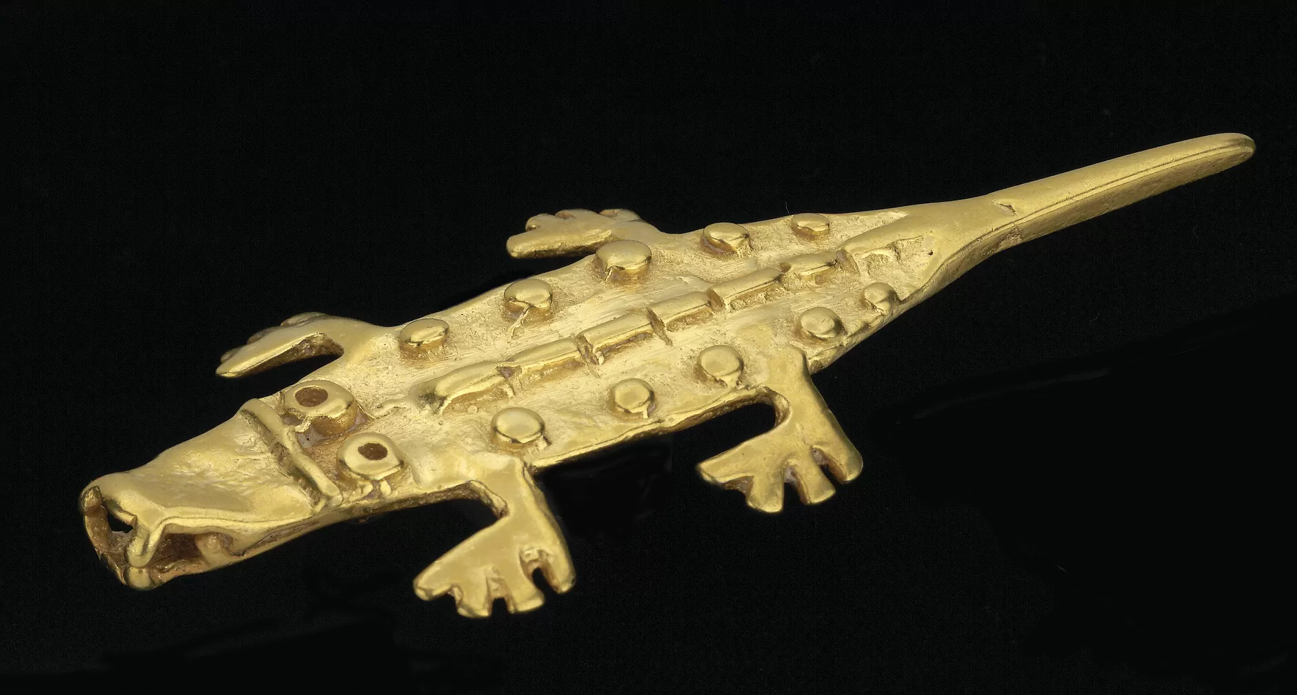 Objeto de la colección del Museo del Oro en forma de reptil