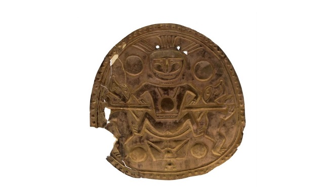 Colgante Tairona en tumbaga que muestra en una escena mítica de una persona llevada en andas. Foto Clark  Manuel Rodríguez 