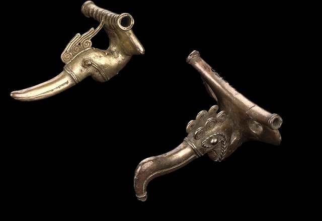 Dos colgantes en metal en forma de ave pertenecientes al área arqueológica de la Sierra Nevada de Santa Marta