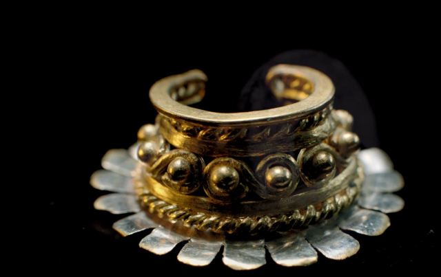 Nariguera en oro y platino