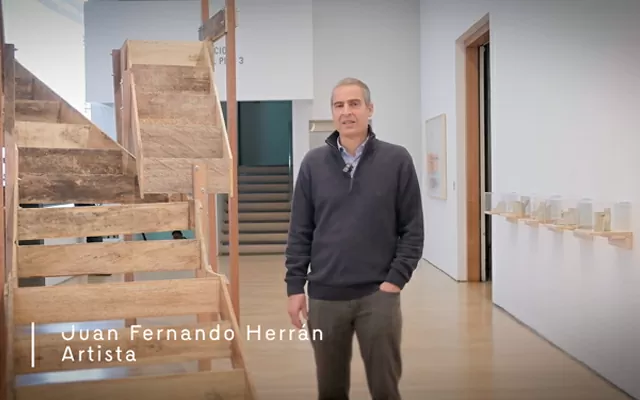 Juan Fernando Herrán, en el MAMU, hablando sobre su obra 'Progresión', en el marco de la exposición materialidades y constelaciones 