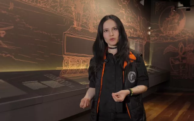 Ana María Rivera durante una obra comentada en Casa de Moneda 