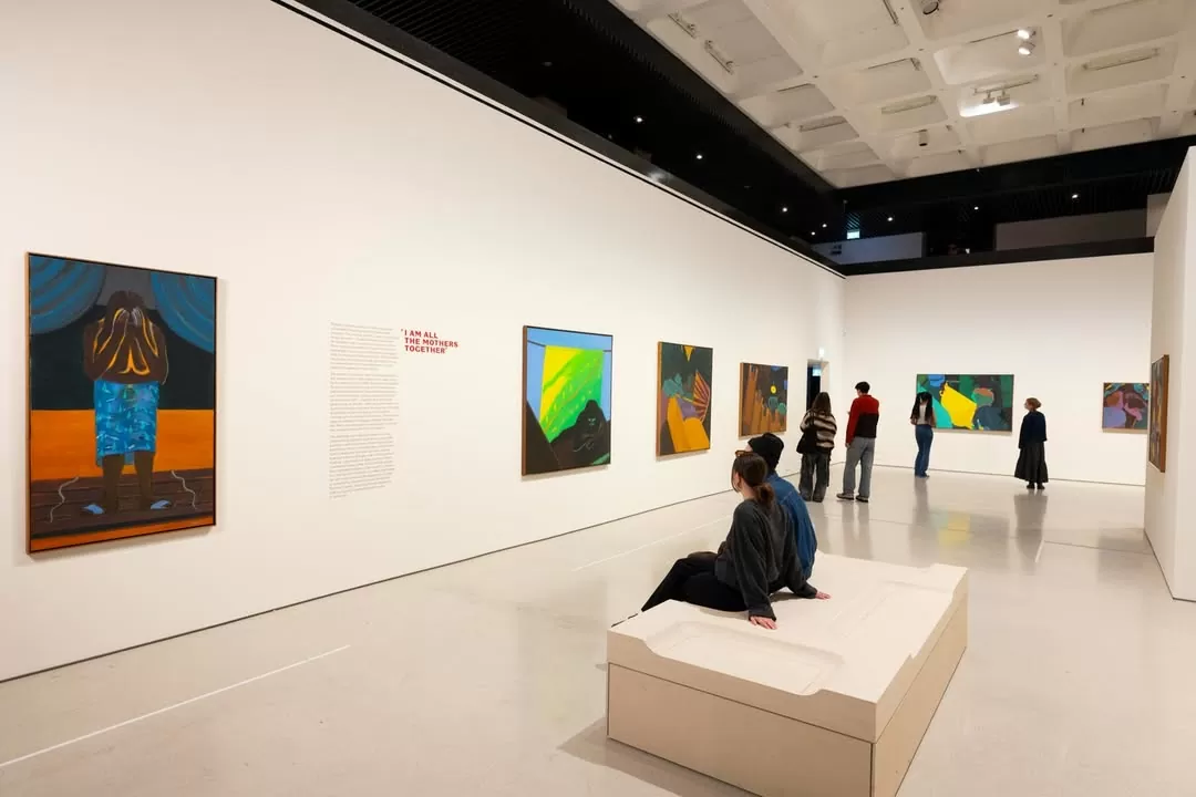 Fotografía de las obras de Beatriz González en el Barbican Centre
