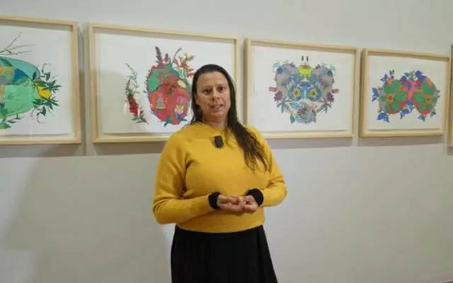 La artista Carolina Caycedo hablando de su obra 'Retrato de plantas'