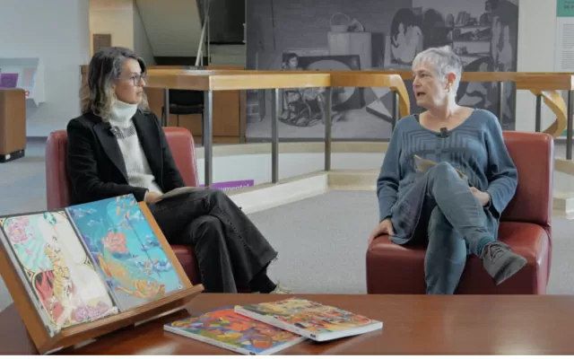 Ana María Camargo, junto a Joanne Rappaport, conversando sobre el boletín cultural y bibiográfico