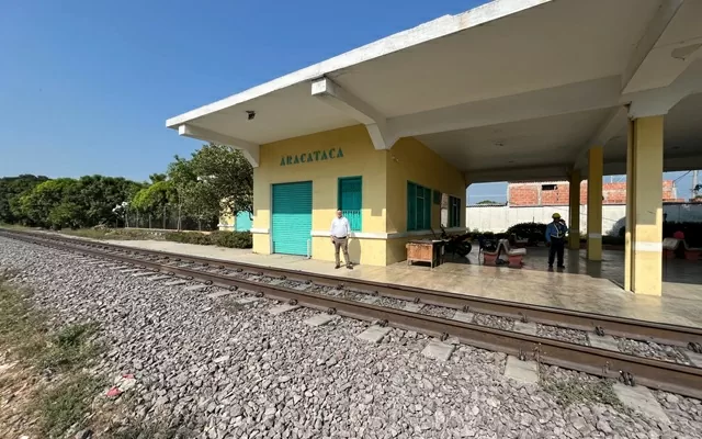 Una personas frente a la estación de tren de Aracataca