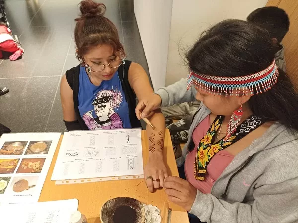 Mujer wounaan haciendo un taller en el Museo del Oro
