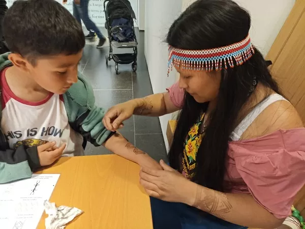 Mujer wounaan haciendo un taller en el Museo del Oro