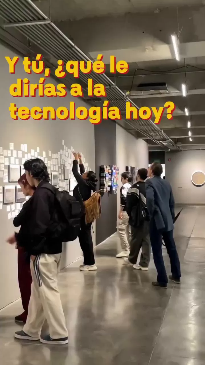 Fotografía de la exposición Paisajes de lo invisible y el texto: Y tú, ¿qué le dirías a la tecnología hoy?