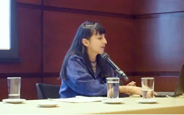 Yulieth Ramírez, documentalista, hablando sobre las colecciones patrimoniales, durante un panel en la BLAA