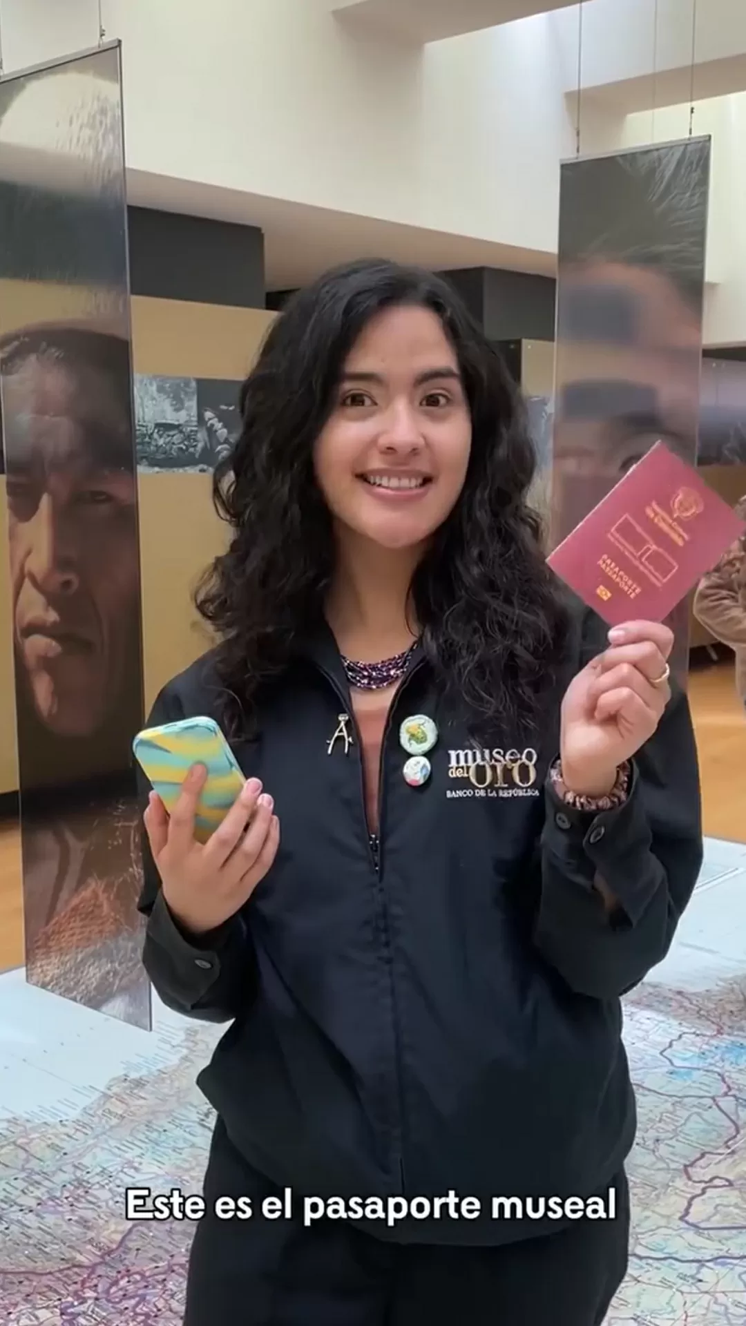 Mediadora hablando sobre el pasaporte museal 