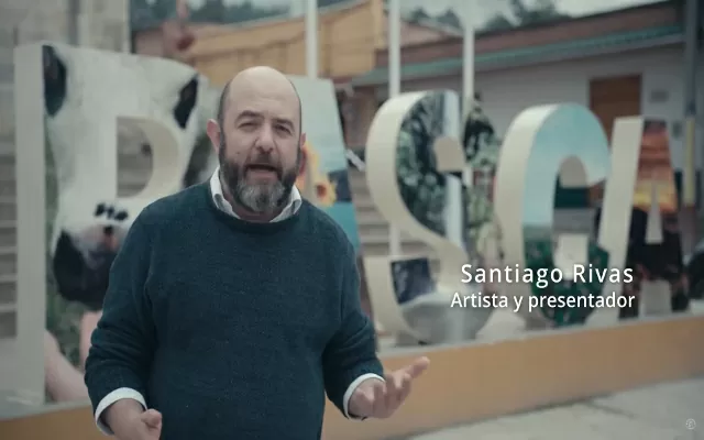 Imagen a color, del presentador Santiago Rivas, sobre el documental Pasta: Territorio de ofrendas 