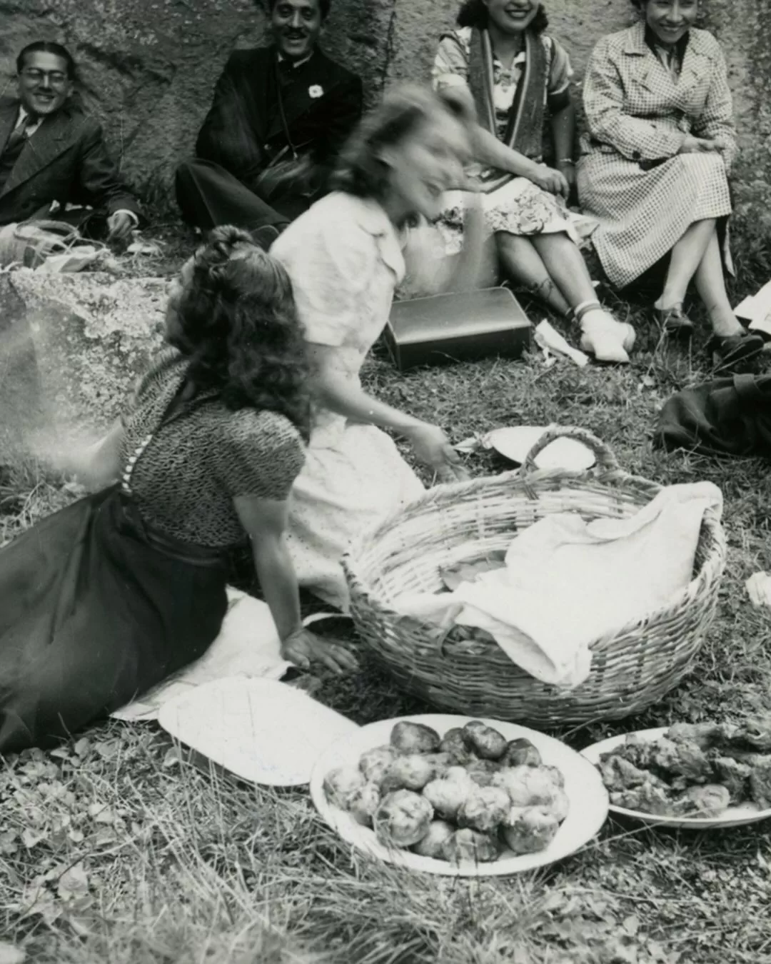 Fotografía a blanco y negro, de Hernández de Alba, con algunos investigadores, durante una de sus expediciones 