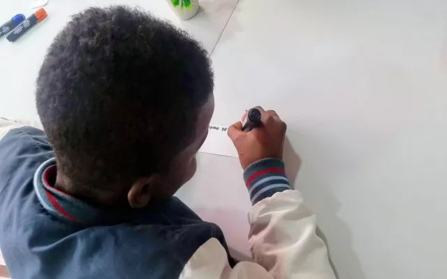 Niño realizando actividad de paz