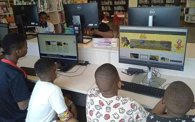 Niños en taller de exploración de recursos y colecciones en Sala infantil de Buenaventura