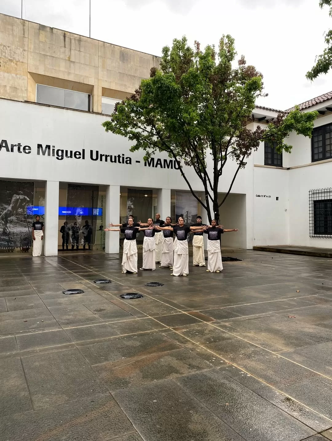 Integrantes del Colegio del Cuerpo a las afueras del MAMU 