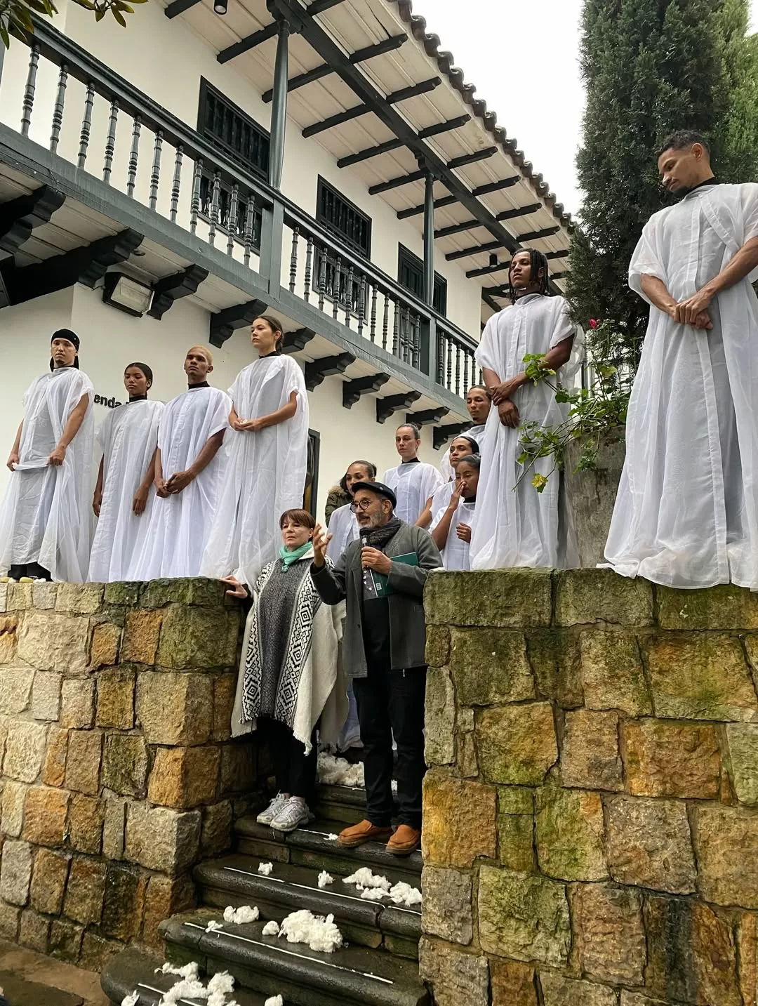 Integrantes del  Colegio del Cuerpo en el Performance A.R.M.E.R.O.