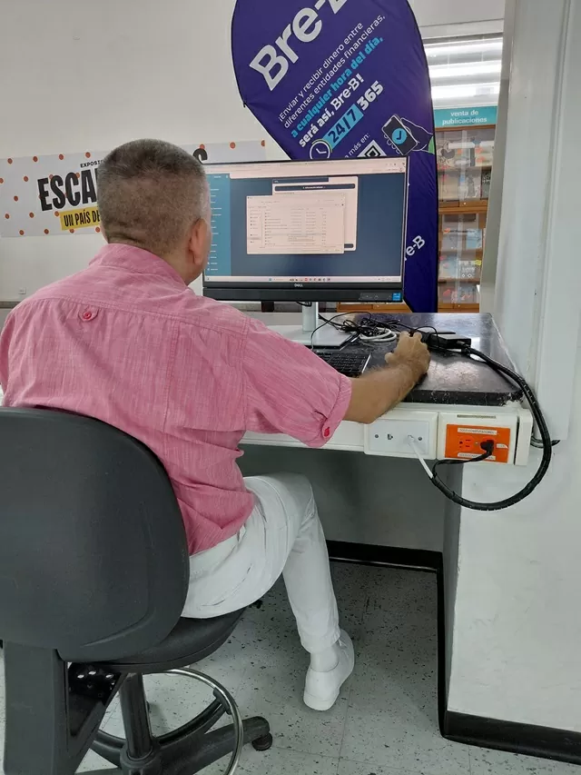 Persona leyendo en computador