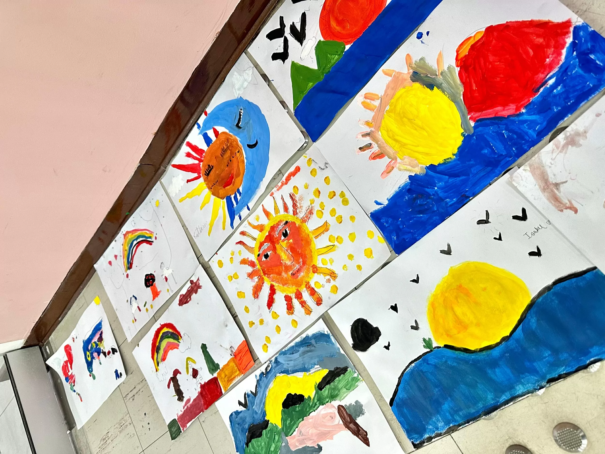 Dibujos pintados por niños y niñas