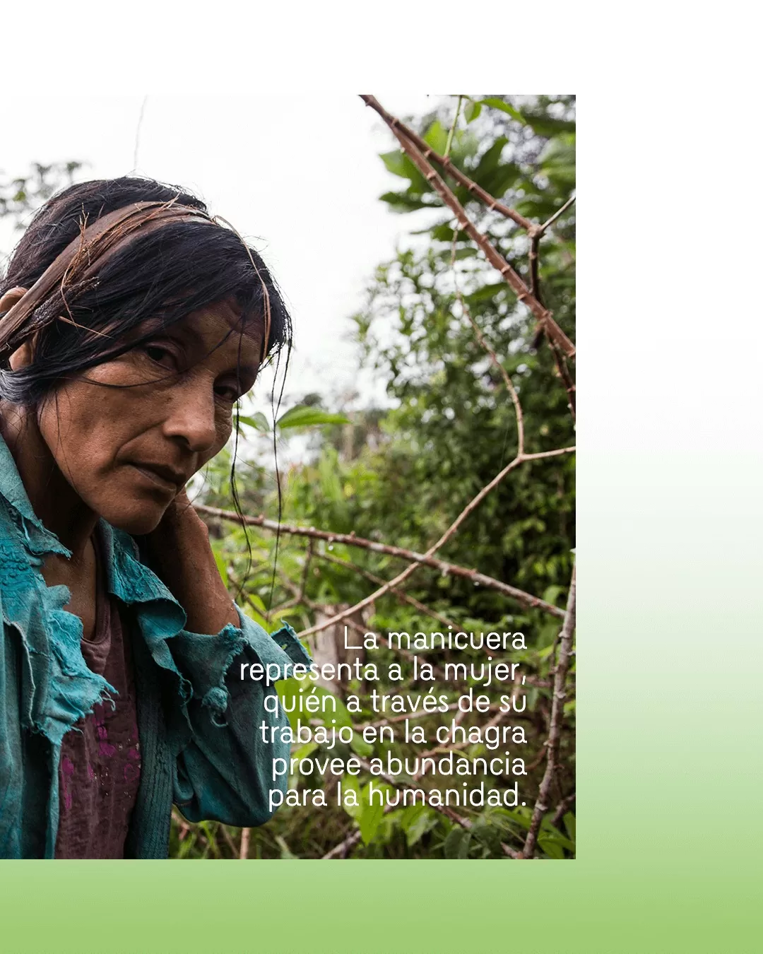 Foto a color de una mujer, con una manicuera