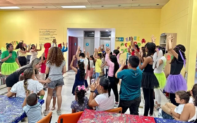 Niños y niñas participando en un taller