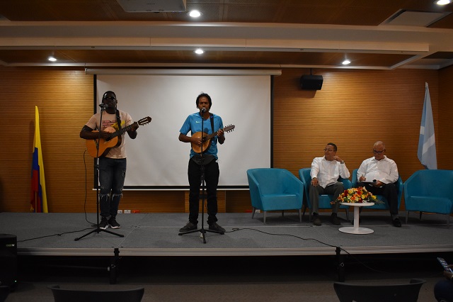 Foto de la presentación musical de Raizal Crew en el auditorio del Centro Cultural